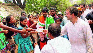 Rahul calls on T farmers, slams Modi, 'mini-Modi'