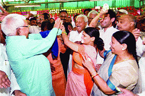 Nitish drops in to say 'Happy B'day laluji'