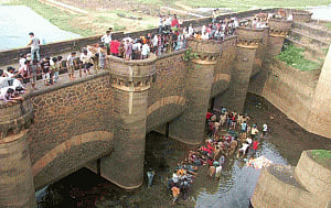 22 pilgrims killed as vehicle falls off bridge in AP