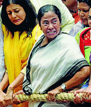 Bengal Cong leaders pull in three directions