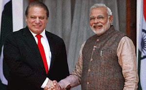 Sharif greets PM on I-Day,hopes to settle issues through talks