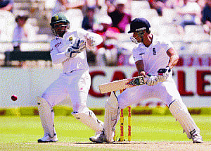 Stokes strokes Proteas away