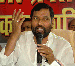Paswan takes swipe at lalu over law & order comments