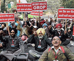 Ex-servicemen stage protest outside Jaitley residence