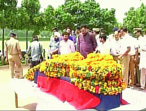 Rs 1cr relief to kin of cop shot dead by snatchers