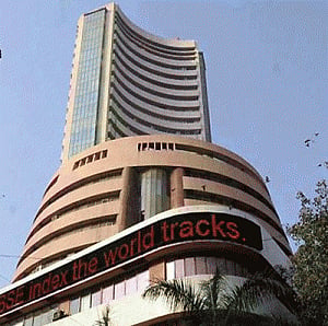 Indian equity markets slip on cheap oil