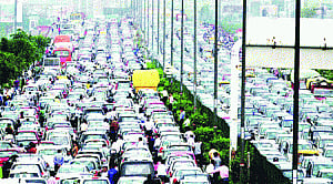Traffic police battle long hours, pollution