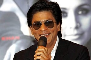 Shah Rukh's car stoned in Ahmedabed, none injured