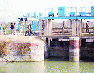 No let-up in water woes forces many to 'leave' homes Water restoration likely to take 5 days