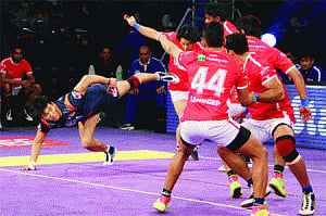 Warriors crush Dabang 37-31