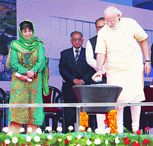 PM lauds Mehbooba's zeal for J&K growth