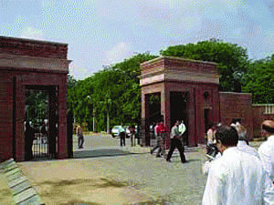 DU may hold MPhil, PhD entrances at 6 centres outside city