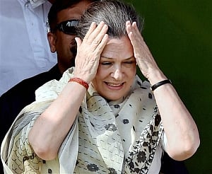 CIC issues fresh notice to Sonia Gandhi in RTI matter