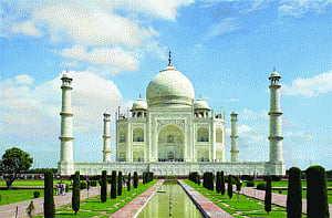 Yamuna insects attack Taj Mahal