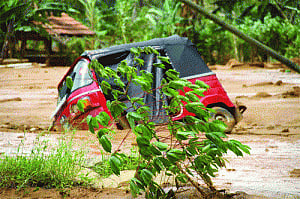 Nearly 40 killed, 200 feared buried in lanka rain, landslides