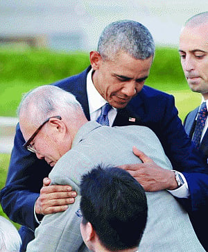 Obama pays tribute at Hiroshima memorial