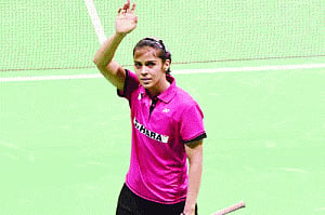 Saina wins, Manu-Ashwini duo loses