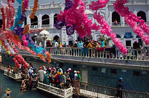 156 Indian Sikh pilgrims reach Pakistan for 'Jore Mela'