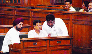 House debates issues on l-G, AAP councilor