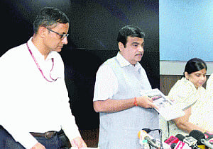 Road accidents claim 400 lives daily: Gadkari