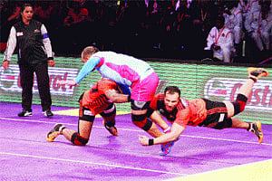 U Mumba, Paltan start on winning note
