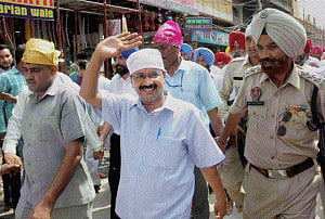 Kejriwal accuses SAD-BJP of playing "communal politics"