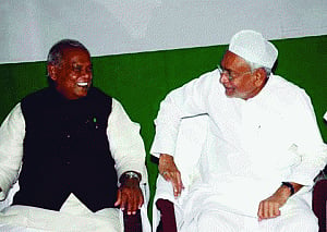 Manjhi inches closer to Nitish