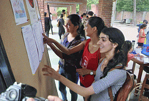 Thousands queue up at colleges as DU announces second cut-off