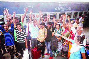Amarnath Yatra resumes, anti-Govt stirs rock Valley