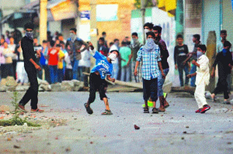 Friday frenzy grips Kashmir; Pak fans fire