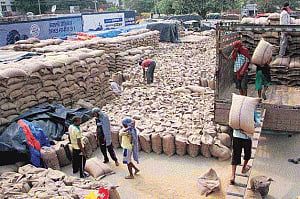 'Packaging 90% of foodgrain, 20% of sugar in jute bags to continue'