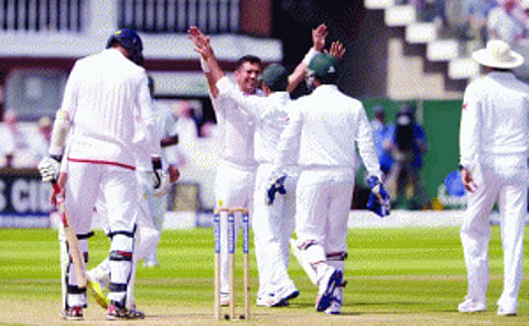 England fight back vs Pak
