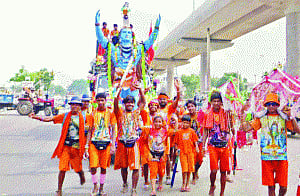 Influx of kanwarias chokes major roads