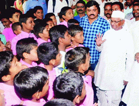 Empower gram-sabhas to form anti-liquor squads: Hazare