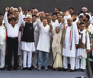 Rahul blows poll bugle in UP, defends Sheila as Cong's CM face