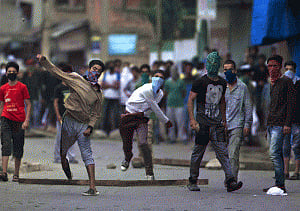 One killed in clashes in Pulwama, Curfew continues in Valley