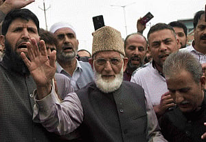 Opposition pitches for holding talks with Hurriyat