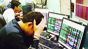 Sensex plunges 374 pts, Nifty below 8,800-mark on heavyweights' drag
