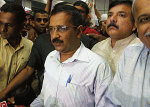 Kejriwal seeks Patel support to "clean" Gujarat politics