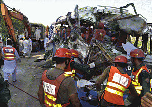 30 killed, 55 injured as two buses collide in Pakistan
