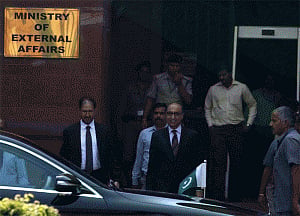 Pak mulling pull-out of 4 embassy officials from India: report
