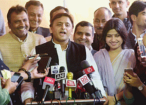 Akhilesh raises question over PM's idea of a cashless society