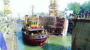 2 die as ship slips in Naval dock