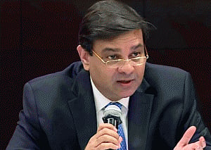Congress workers show black flags to RBI Governor