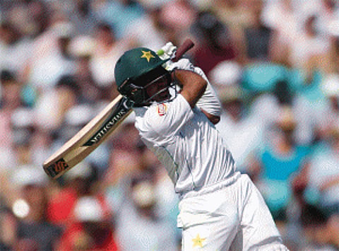 Momentum with Pakistan against weary Aussie bowlers