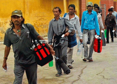 Pakistan releases 220 Indian fishermen