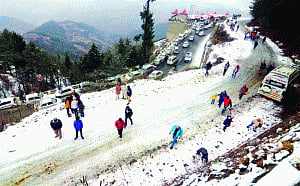 Snowfall in HP, fog give North India the shivers
