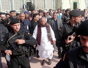 Mulayam's blink cuts no ice with son