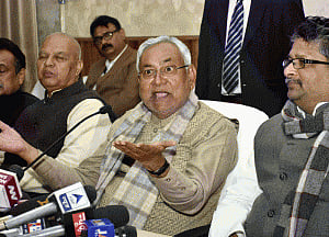 Nitish stresses bank branch in panchayats for cashless drive