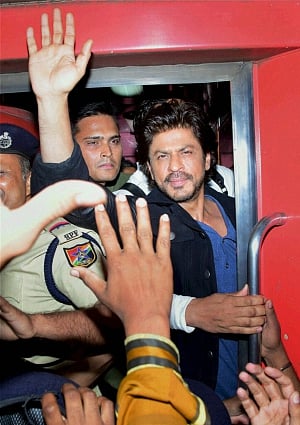 Chaos chokes Raees Khan's fan